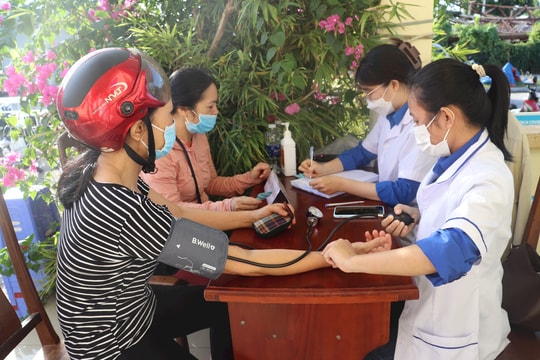 Bệnh viện Phổi Đà Nẵng khám sàng lọc miễn phí cho người dân làm việc tại cảng cá Thọ Quang