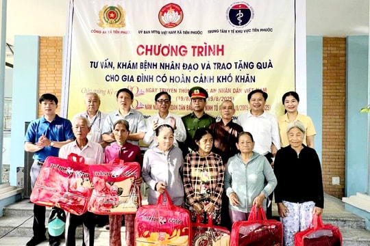 Khám bệnh nhân đạo cho người dân xã Tiên Phước