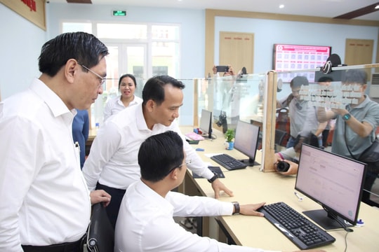 Xây dựng đội ngũ cán bộ, vấn đề “then chốt của then chốt”