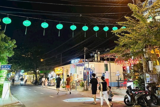 “Phố Tây” nơi làng biển