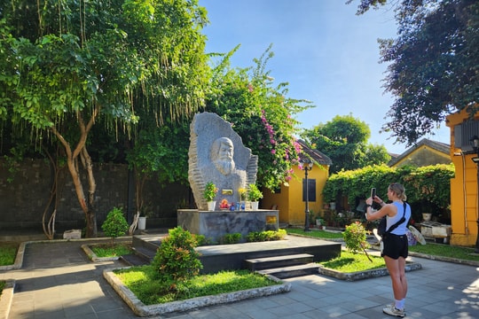 Người ở lại cùng phố cổ