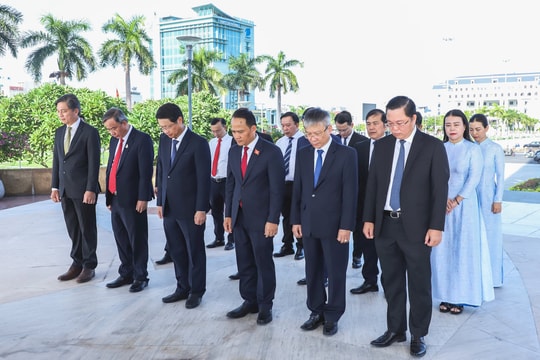 Đoàn đại biểu Đảng bộ Các cơ quan Đảng thành phố Đà Nẵng dâng hương tưởng nhớ các anh hùng liệt sĩ