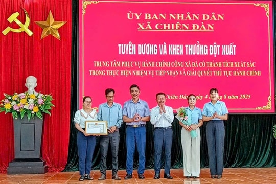 Xã Chiên Đàn khen thưởng đột xuất Trung tâm Phục vụ hành chính công