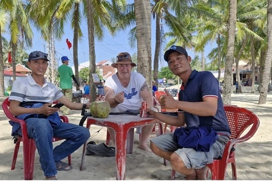 Da Nang men help Australian tourist to recover lost diamond ring