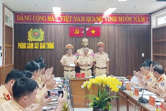 Khen thưởng đột xuất tổ công tác Cảnh sát giao thông phát hiện đối tượng sử dụng ma túy