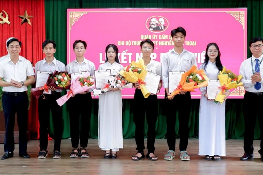 Tăng cường sức trẻ cho Đảng