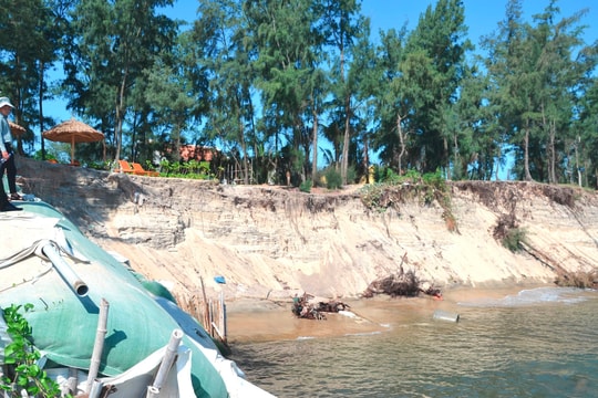 Kiểm tra sạt lở bờ biển Hội An