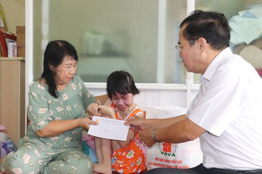 Tặng quà cho nạn nhân chất độc da cam có hoàn cảnh khó khăn