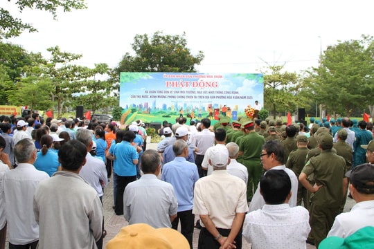 Phường Hòa Xuân ra quân khơi thông hệ thống thoát nước trước mùa mưa