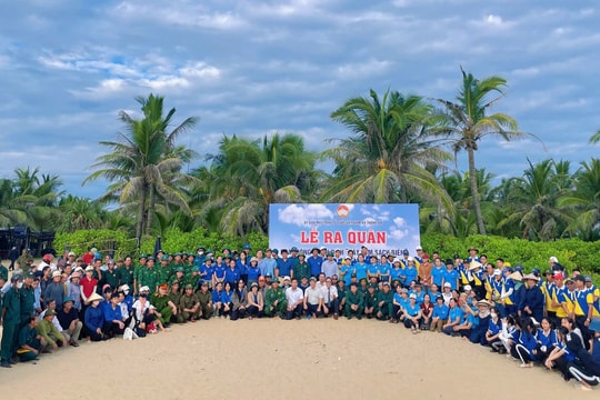 Gần 500 người tham gia chiến dịch làm sạch biển tại xã Thăng An