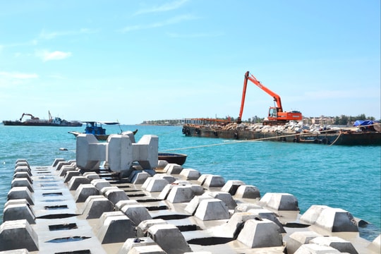 Thi công kè bảo vệ bờ biển Hội An: Đẩy nhanh tiến độ trước mùa mưa