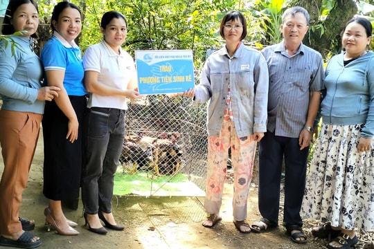 Trao phương tiện sinh kế cho phụ nữ khó khăn