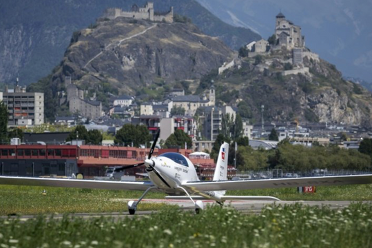 Máy bay năng lượng mặt trời áp sát kỷ lục 10.000m