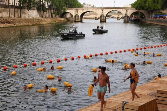 Bơi lội ở sông Seine - điểm du lịch hấp dẫn tại Paris