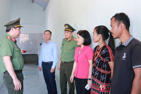 Bàn giao 9 ngôi nhà cho hộ nghèo tại xã Sông Kôn và Sông Vàng