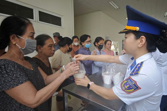 Lan tỏa yêu thương qua chương trình “Nồi cháo chiến sĩ”