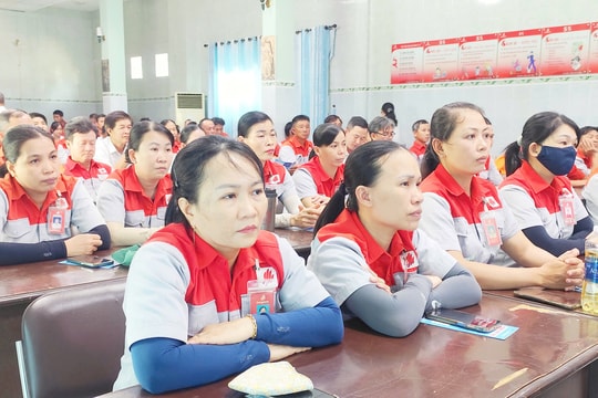 Tuyên truyền pháp luật cho 600 công nhân lao động tại khu công nghiệp