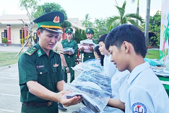 Tặng quà tiếp sức đến trường cho học sinh khó khăn