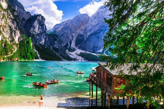 Người Italia lên núi trốn nóng