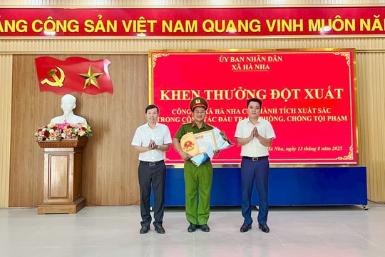 Khen thưởng đột xuất Công an xã Hà Nha về thành tích tấn công, trấn áp tội phạm