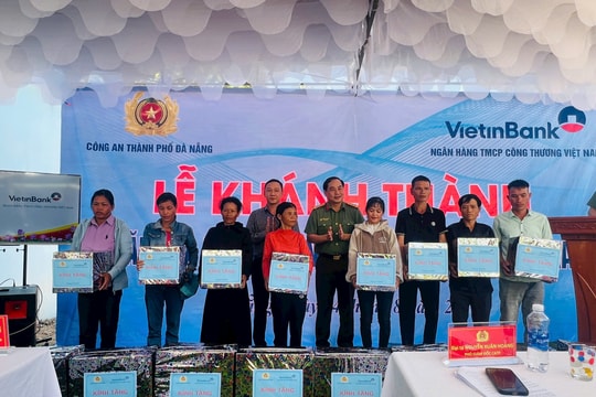 Đà Nẵng bàn giao 15 căn nhà mới cho hộ nghèo tại hai xã Trà Giáp và Trà Tân