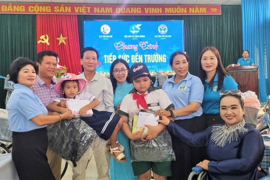 Trao tặng 60 suất quà cho học sinh khó khăn xã Đồng Dương