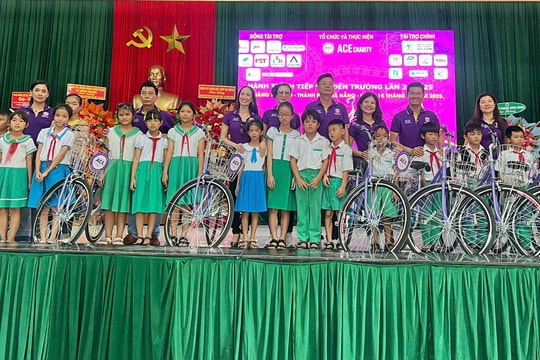 Tặng 300 xe đạp cho học sinh nghèo xã Thăng Trường