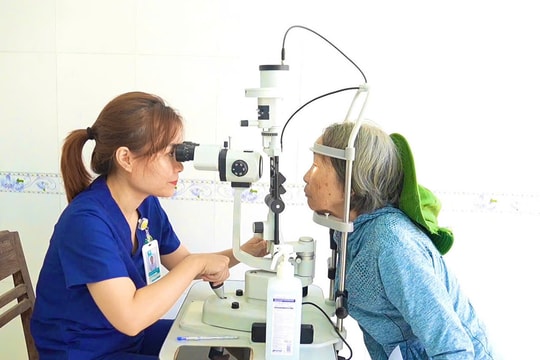 Bệnh viện Mắt Việt An tầm soát mắt miễn phí cho người dân xã Duy Xuyên
