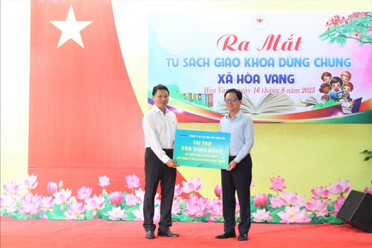 Hơn 550 triệu đồng ủng hộ tủ sách dùng chung xã Hòa Vang
