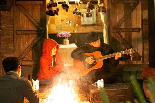 Giữa phố, có “một bếp lửa chờn vờn sương sớm”...