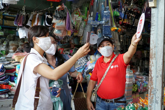 Small traders in Da Nang adapt to digital business