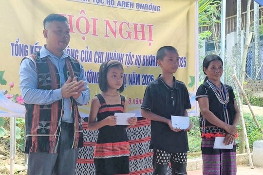 Chi nhánh tộc họ Bhơriu Tà Lu gây quỹ khuyến học hỗ trợ học sinh khó khăn