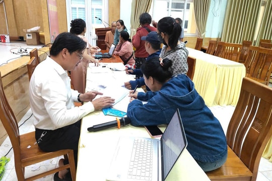 Chi trả tiền trợ cấp cho người dân: Làm hết việc chứ không hết giờ