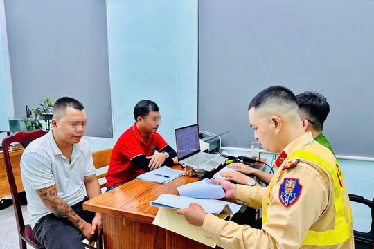 Cảnh sát giao thông Đà Nẵng xác minh đối tượng ngồi giữa đường chặn ô tô khách