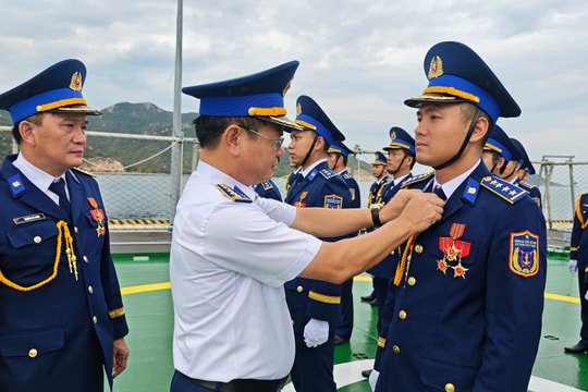 Chính ủy Vùng Cảnh sát biển 2 kiểm tra tàu Cảnh sát biển thực hiện nhiệm vụ diễu binh