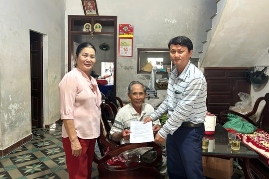 Xã Thượng Đức hỗ trợ người yếu thế làm hồ sơ trợ cấp tại nhà