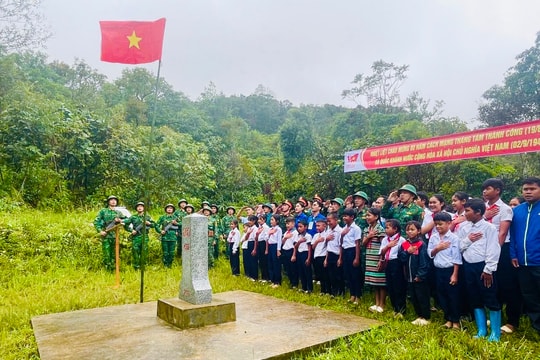 Tặng quà, tuyên truyền bảo vệ chủ quyền an ninh biên giới cho học sinh và người dân xã Hùng Sơn