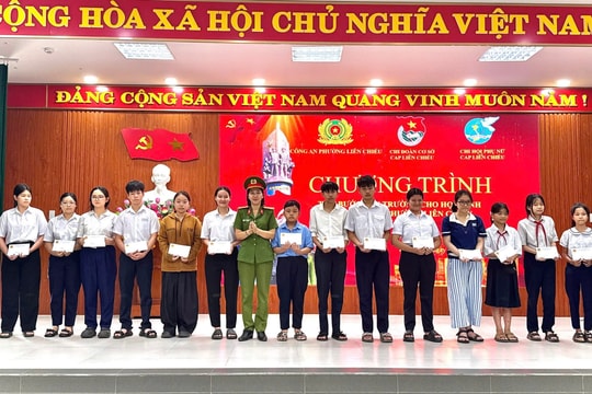 Công an phường Liên Chiểu trao 60 suất quà cho học sinh nghèo