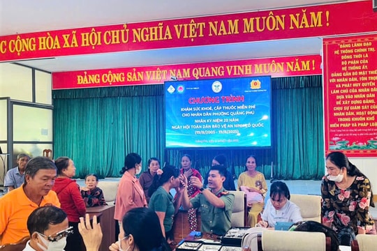 Gần 200 lượt người dân phường Quảng Phú được khám chữa bệnh miễn phí