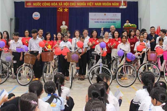 Trao quà cho học sinh khó khăn tại tỉnh Quảng Ngãi