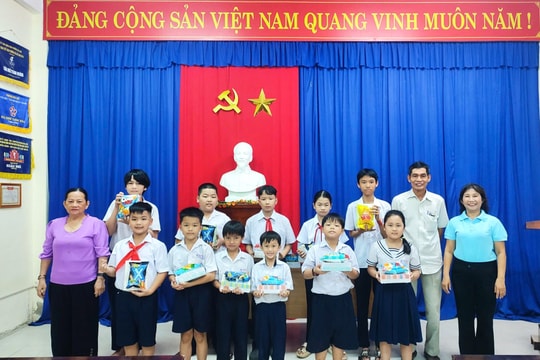 Tiếp sức trò nghèo trước năm học mới