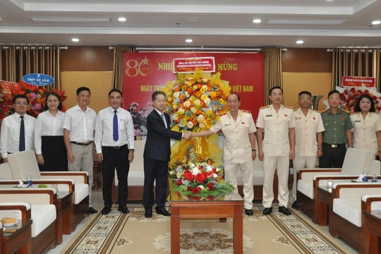 Bí thư Thành ủy Nguyễn Văn Quảng thăm, chúc mừng Công an thành phố