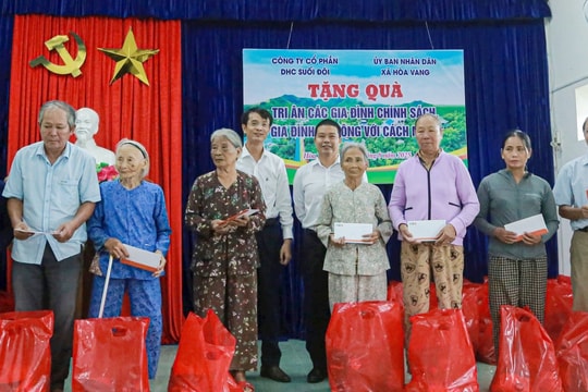 Dâng hương tri ân anh hùng liệt sĩ và tặng quà gia đình chính sách tại xã Hòa Vang
