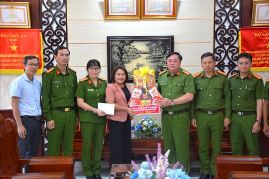 Trưởng ban Tuyên giáo và Dân vận Thành ủy Đà Nẵng thăm, chúc mừng các đơn vị nhân kỷ niệm 80 năm Ngày truyền thống Công an nhân dân