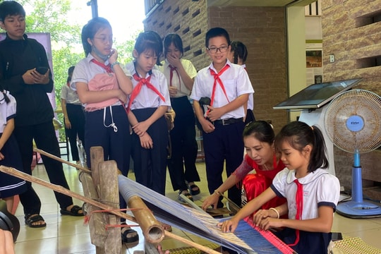 Trao truyền di sản cho thế hệ trẻ