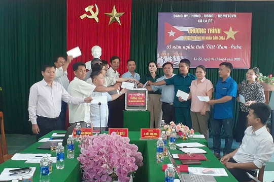 Xã biên giới La Êê quyên góp ủng hộ nhân dân Cuba