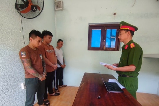 Tạm giam ba đối tượng bắt giữ người trái pháp luật và cướp tài sản