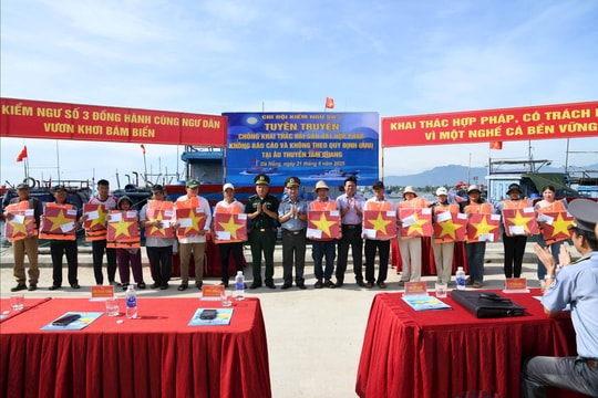 Tuyên truyền chống khai thác IUU tại cảng cá Tam Quang