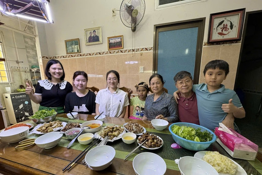 ‘Second mothers’ for Laotian students in Da Nang: a living bridge of special friendship