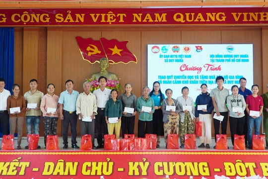 Đồng hương Duy Nghĩa trao 100 triệu đồng hỗ trợ khuyến học, hộ khó khăn